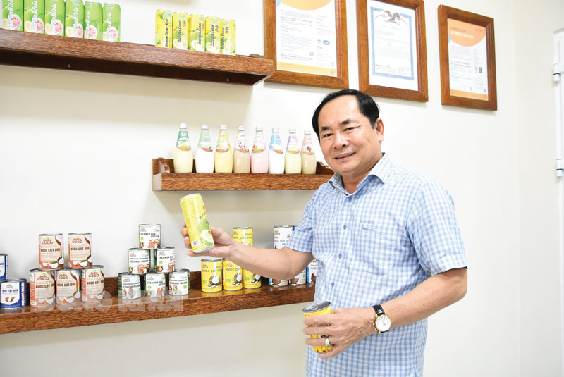 Khởi nghiệp đổi mới sáng tạo từ dừa Doanh nhân Trần Văn Đức được xếp vào tốp 60 doanh nhân của cả nước đạt danh hiệu Doanh nhân Việt Nam tiêu biểu năm 2022. Ảnh: Cẩm Trúc