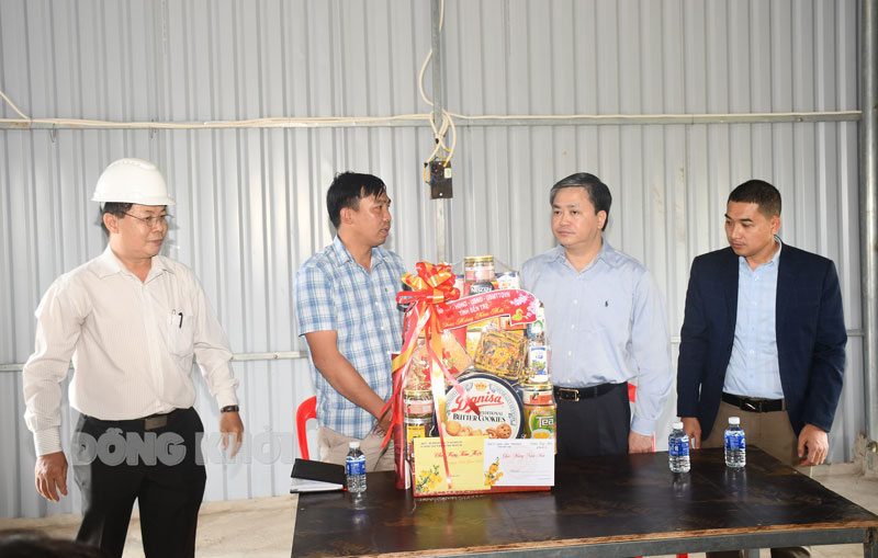 Bí thư Tỉnh ủy Lê Đức Thọ trao quà cho các đơn vị thi công tại Khu Công nghiệp Phú Thuận (Bình Đại).