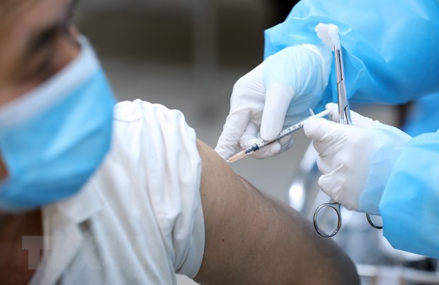 Ngày 5-1-2023: Ghi nhận 80 ca mắc mới COVID-19, gấp gần 3 lần số khỏi bệnh Tiêm vắc-xinphòng chống dịch COVID-19 cho người dân. Ảnh: Anh Tuấn/TTXVN