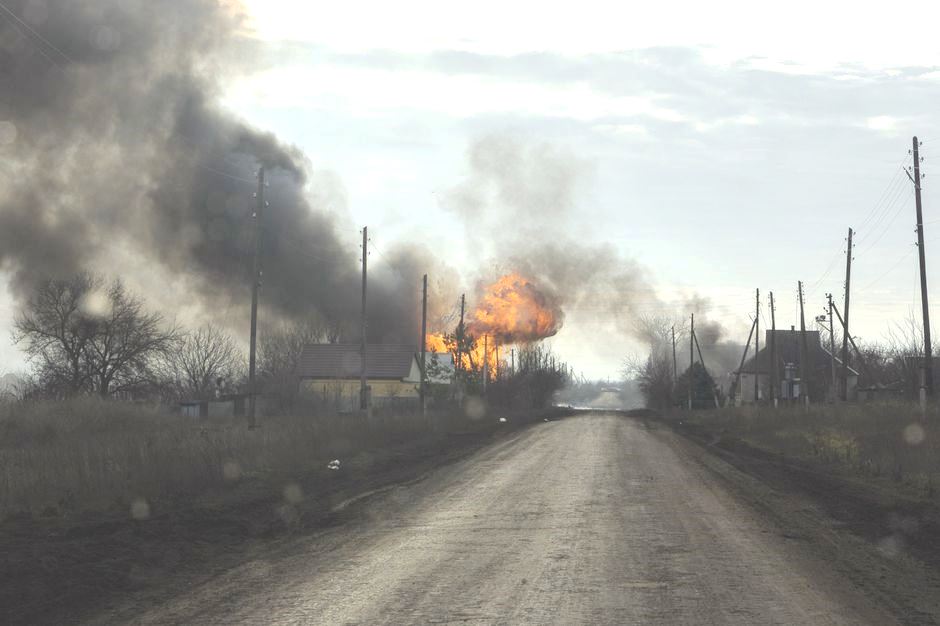 Một quả đạn pháo nghi là của Nga rơi xuống ngoại ô Soledar, miền Đông Ukraine. Ảnh: WSJ