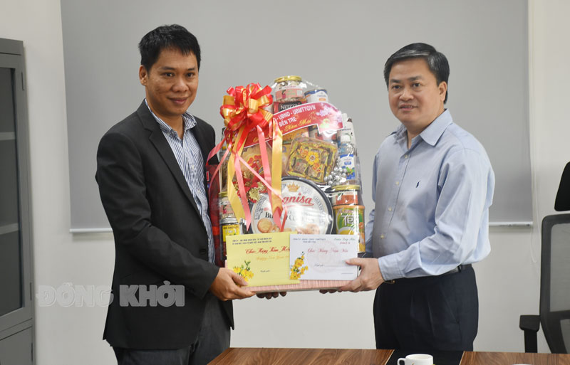 Bí thư Tỉnh ủy Lê Đức Thọ trao quà cho Công ty Điện gió Mê Công, xã Thừa Đức (Bình Đại).