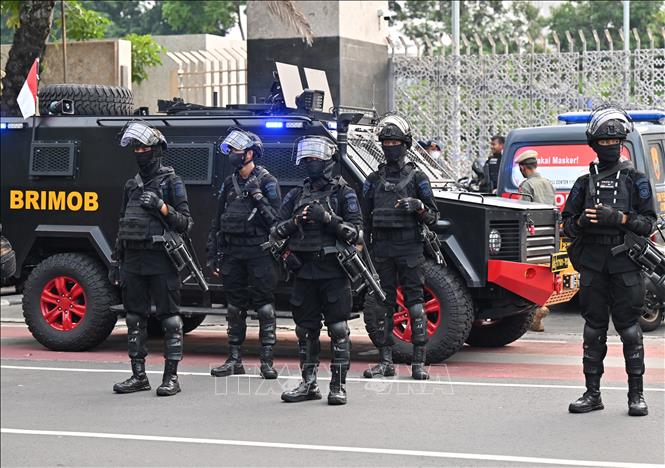 Lực lượng đặc nhiệm Indonesia gác bên ngoài nhà thờ lớn ở Jakarta. Ảnh: AFP/TTXVN