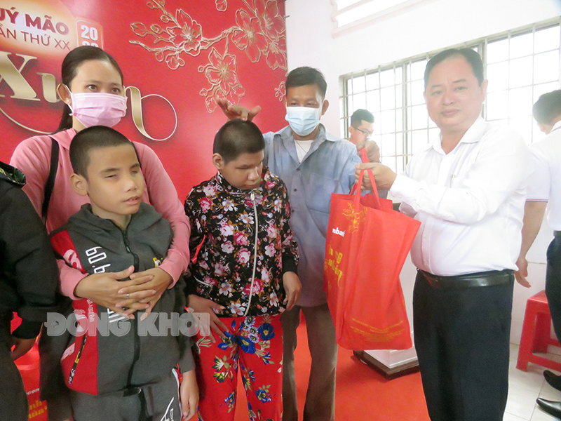 Chương trình “Ấm tình mùa Xuân” Giám đốc Ngân hàng Nhà nước Chi nhánh tỉnh Lê Công Thành trao quà cho hội viên Hội Người mù.