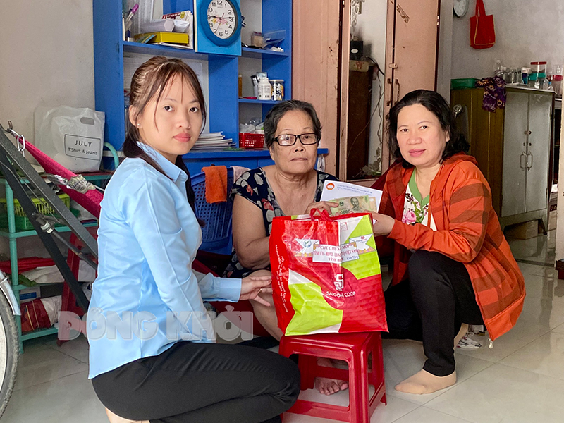 Đảm bảo người dân ai cũng được vui Xuân đón Tết MTTQ phường An Hội (TP. Bến Tre) đến tận nhà trao quà cho bà con.