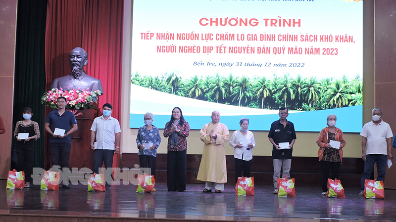 Đảm bảo người dân ai cũng được vui Xuân đón Tết Chủ tịch Ủy ban MTTQ Việt Nam tỉnh Nguyễn Thị Hồng Nhung cùng nhà tài trợ trao quà cho bà con nghèo.