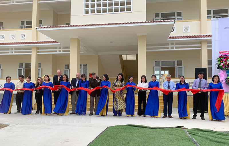 Các đại biểu cắt băng khánh thành trường.