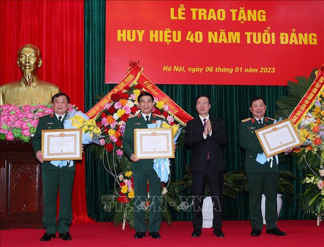 Đồng chí Võ Văn Thưởng, Ủy viên Bộ Chính trị, Thường trực Ban Bí thư trao Huy hiệu 40 năm tưởng Đảng cho Đại tướng Phan Văn Giang, Ủy viên Bộ Chính trị, Bộ trưởng Bộ Quốc phòng; Thượng tướng Hoàng Xuân Chiến, Ủy viên Trung ương Đảng, Thứ trưởng Bộ Quốc phòng; Thượng tướng Lê Huy Vịnh, Ủy viên Trung ương Đảng, Thứ trưởng Bộ Quốc phòng. Ảnh: Trọng Đức/TTXVN