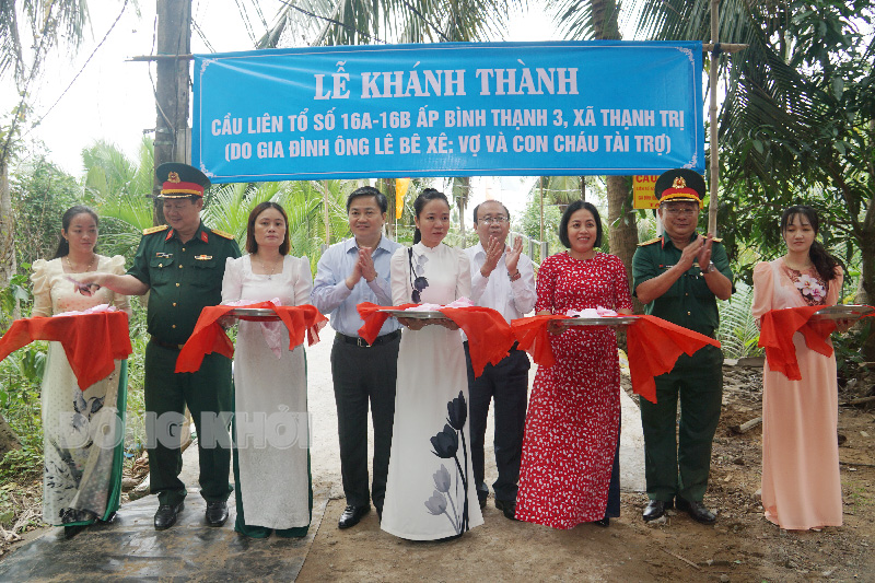 Ủy viên Trung ương Đảng - Bí thư Tỉnh ủy Lê Đức Thọ và lãnh đạo các cấp thực hiện nghi thức khánh thành cầu.