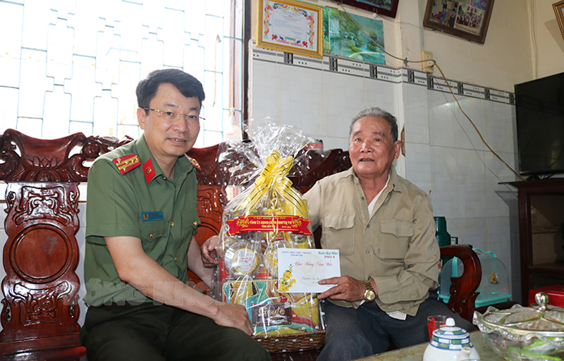 Thăm, chúc Tết lực lượng công an xã và gia đình chính sách Đại tá Trương Sơn Lâm thăm, tặng quà Tết gia đình chính sách tại xã Mỹ Chánh, huyện Ba Tri.