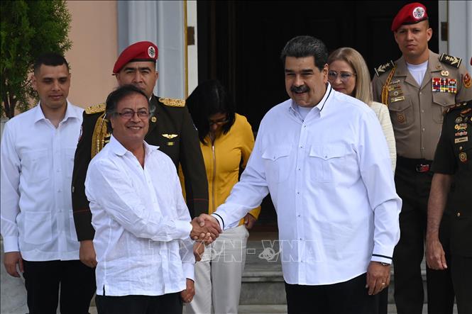 Tổng thống Venezuela Nicolas Maduro (phải) vàTổng thống Colombia Gustavo Petro (trái) trong cuộc gặp tại Caracas, Venezuela, ngày 7-1-2023. Ảnh: AFP/TTXVN