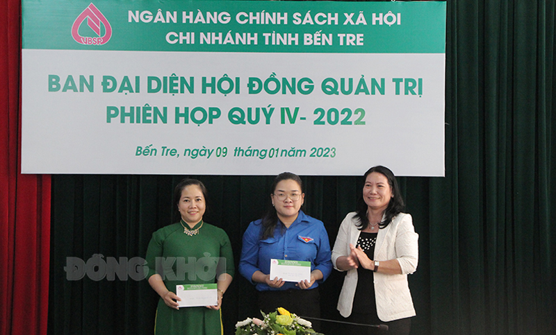 Họp Ban đại diện Hội đồng quản trị Ngân hàng Chính sách xã hội tỉnh Quý IV, năm 2022 Các tập thể được khen thưởng.