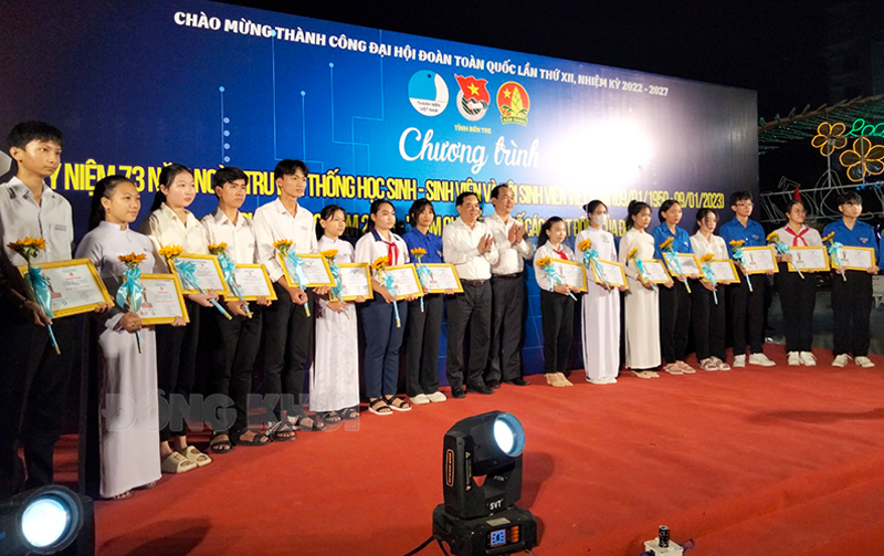 Chủ tịch UBND tỉnh Trần Ngọc Tam trao học bổng Quỹ Tài năng trẻ.