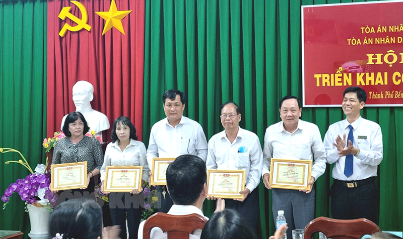 Chánh án Tòa án nhân dân TP. Bến Tre Ngô Văn Trình trao giấy khen cho các vị hội thẩm nhân dân có thành tích xuất sắc.