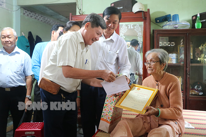 Thăm, chúc thọ các cụ tròn 100 tuổi tại huyện Thạnh Phú Đoàn đến thăm và chúc thọ cụ Trần Thị Khoe, sinh năm 1923, ngụ ấp Phú Long Phụng A, xã Phú Khánh.