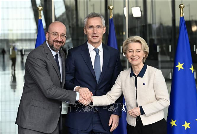 Tổng thư ký NATO Jens Stoltenberg (giữa), Chủ tịch Hội đồng châu Âu Charles Michel (trái) và Chủ tịch Ủy ban châu Âu Ursula von der Leyen tại lễ ký Tuyên bố chung thứ ba về hợp tác giữa NATO - EU, ở Brussels, Bỉ, ngày 10-1-2023. Ảnh: AFP/TTXVN