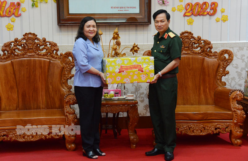 Lãnh đạo tỉnh Bến Tre thăm, chúc Tết Quân khu 9 Thiếu tướng Nguyễn Minh Triều đại diện lực lượng vũ trang Quân khu 9 nhận quà Tết từ đồng chí Hồ Thị Hoàng Yến.