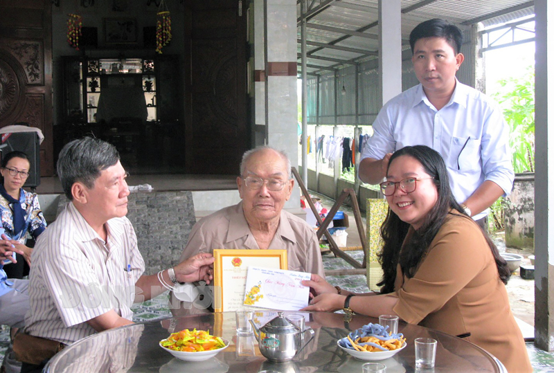 Chủ tịch Ủy ban MTTQ Việt Nam tỉnh Nguyễn Thị Hồng Nhung thăm và chúc tết cụ ông Huỳnh Văn Chố (ấp Tân An, xã Tân Thủy).