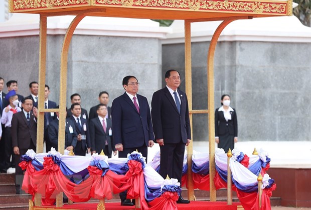 Thủ tướng Phạm Minh Chính bắt đầu thăm chính thức CHDCND Lào Thủ tướng Phạm Minh Chính và Thủ tướng Lào Sonexay Siphandone nghe quân nhạc cử Quốc thiều hai nước. Ảnh: Dương Giang/TTXVN