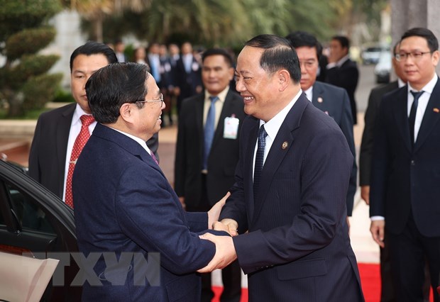 Thủ tướng Phạm Minh Chính bắt đầu thăm chính thức CHDCND Lào Thủ tướng Lào Sonexay Siphandone đón Thủ tướng Phạm Minh Chính. Ảnh: Dương Giang/TTXVN