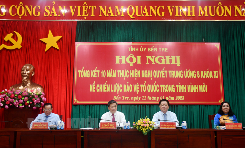 Chủ trì hội nghị.