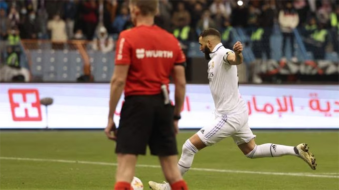 Benzema mở tỷ số trên chấm 11m