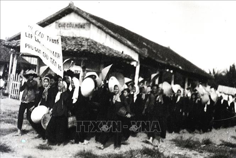 “Đội quân tóc dài” Bến Tre biểu tình chống Mỹ và bè lũ tay sai Ngô Đình Diệm.  Ảnh: Tư liệu TTXVN