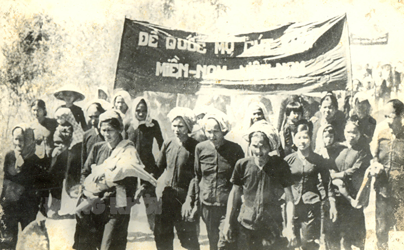 “Đội quân tóc dài” Bến Tre đấu tranh trực diện với kẻ thù trong cuộc Đồng khởi 1960. Ảnh: Tư liệu BT