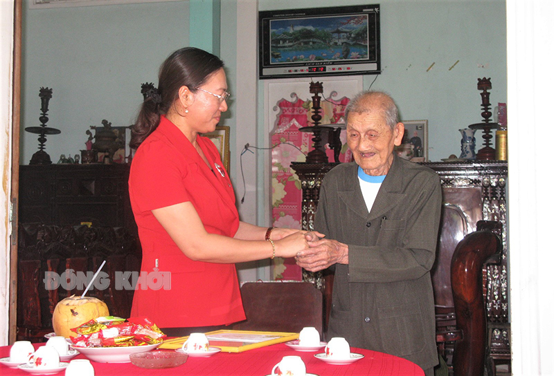Phó trưởng đoàn chuyên trách Đoàn đại biểu Quốc hội tỉnh Bến Tre Nguyễn Thị Yến Nhi đến thăm và chúc Tết cụ ông Lê Văn Chấn (ấp Tân Đức A, xã Tân Bình)  