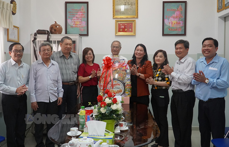 Phó chủ tịch UBND tỉnh Nguyễn Thị Bé Mười thăm chúc Tết tại Hội Bảo trợ bệnh nhân nghèo.