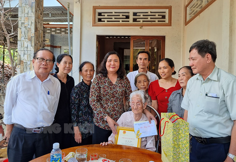 Phó bí thư Thường trực Tỉnh ủy - Chủ tịch HĐND tỉnh Hồ Thị Hoàng Yến cùng các thành viên thăm cụ Đào Thị Thôi.