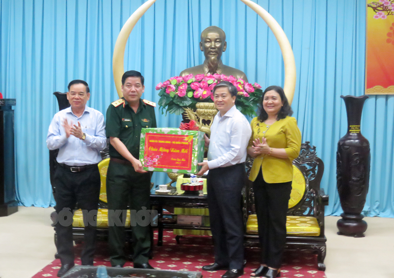 Trung tướng Nguyễn Văn Gấu trao tặng quà Tết cho lãnh đạo Tỉnh ủy.