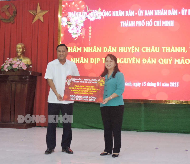 Chủ tịch Ủy ban MTTQ Việt Nam TP. Hồ Chí Minh Trần Kim Yến trao bảng tượng trưng cho Phó chủ tịch UBND huyện Lê Xuân Vinh.