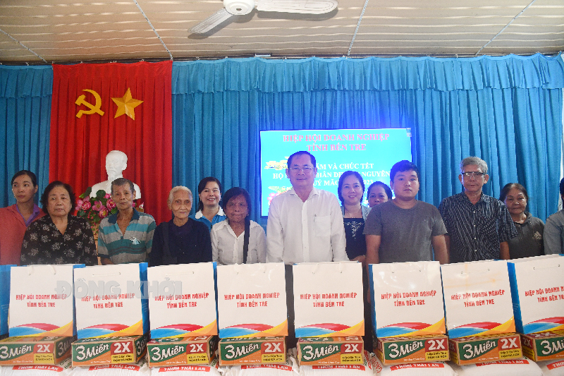 Hiệp hội Doanh nghiệp tỉnh trao 300 suất quà hỗ trợ cho người nghèo đón Tết Quý Mão 2023 Chủ tịch Hiệp hội Doanh nghiệp tỉnh Trần Văn Đức trao quà tết cho người nghèo