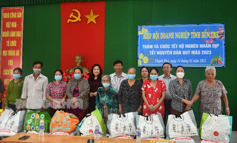 Hiệp hội Doanh nghiệp tỉnh trao 300 suất quà hỗ trợ cho người nghèo đón Tết Quý Mão 2023 Lãnh đạo Hiệp hội Doanh nghiệp và lãnh đạo huyện Thạnh phú trao quà cho hộ nghèo