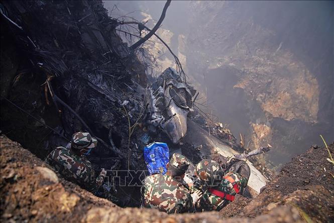 Lực lượng cứu hộ tại hiện trường vụ rơi máy bay ở Pokhara, miền Trung Nepal ngày 15-1-2023. Ảnh: AFP/TTXVN