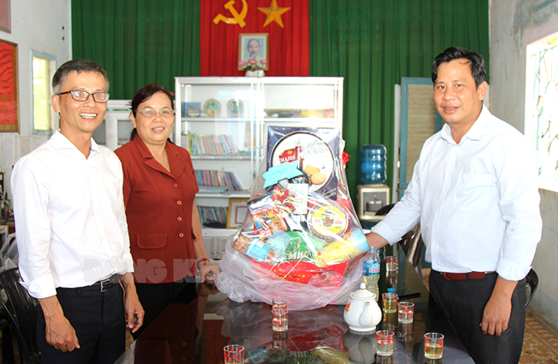 Lãnh đạo Báo Đồng Khởi thăm, chúc Tết Đảng ủy xã Phú Đức Tổng Biên tập Báo Đồng Khởi Lê Ngọc Hân (bên trái), Chủ tịch UBND xã Phú Đức Ngô Thanh Quý và Chủ tịch Ủy ban MTTQ Việt Nam xã Đặng Thị Ngọc Lệ cùng chia sẻ niềm vui nhân dịp đầu Xuân Quý Mão 2023.