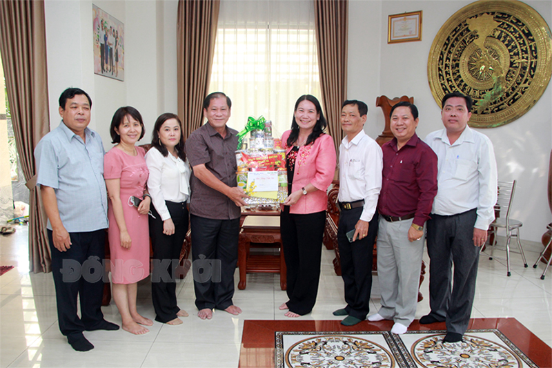 Phó chủ tịch UBND tỉnh Nguyễn Thị Bé Mười thăm, chúc Tết ông Huỳnh Kỳ Trân - “Công dân Đồng Khởi tiêu biểu”.