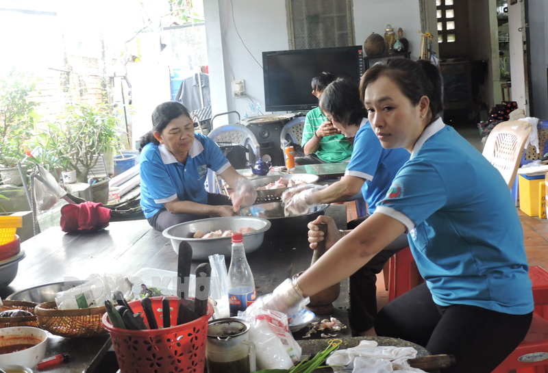 Hội viên Hội LHPN xã Tiên Thủy cùng chị Hoa thực hiện “Nồi thịt kho ngày Tết”.