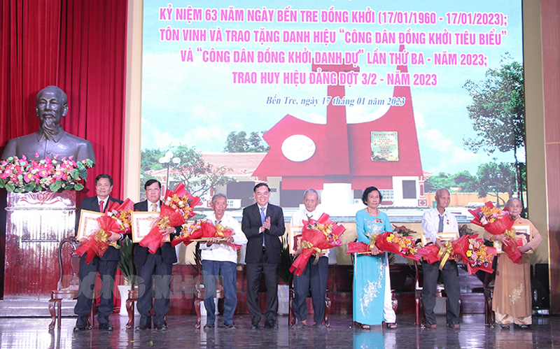 Kỷ niệm 93 năm Ngày thành lập Đảng Cộng sản Việt Nam (3-2-1930 - 3-2-2023); 63 năm Ngày Bến Tre Đồng khởi (17-1-1960 - 17-1-2023) Chủ tịch UBND tỉnh Trần Ngọc Tam trao Huy hiệu Đảng cho các đảng viên. Ảnh: Hữu Hiệp