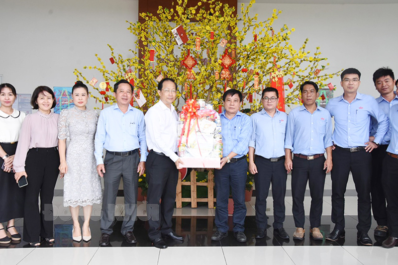 Phó chủ tịch UBND tỉnh Nguyễn Trúc Sơn thăm, chúc Tết tại Nhà máy Bia Sài Gòn - Bến Tre