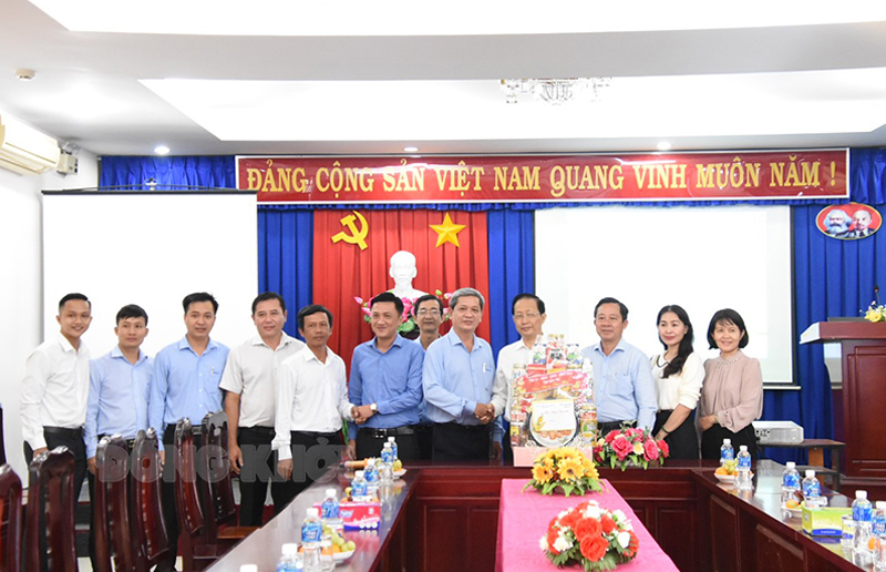 Phó chủ tịch UBND tỉnh Nguyễn Trúc Sơn thăm, chúc Tết tại Công ty cổ phần Cấp thoát nước Bến Tre.