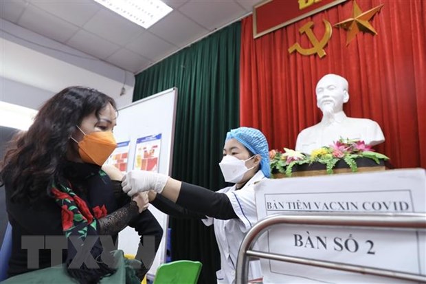 Số ca mắc mới COVID-19 lại gia tăng trong những ngày giáp Tết Nhân viên y tế quận Hai Bà Trưng, Hà Nội, tiêm vắc-xin phòng COVID-19 cho người dân. Ảnh: Minh Quyết/TTXVN
