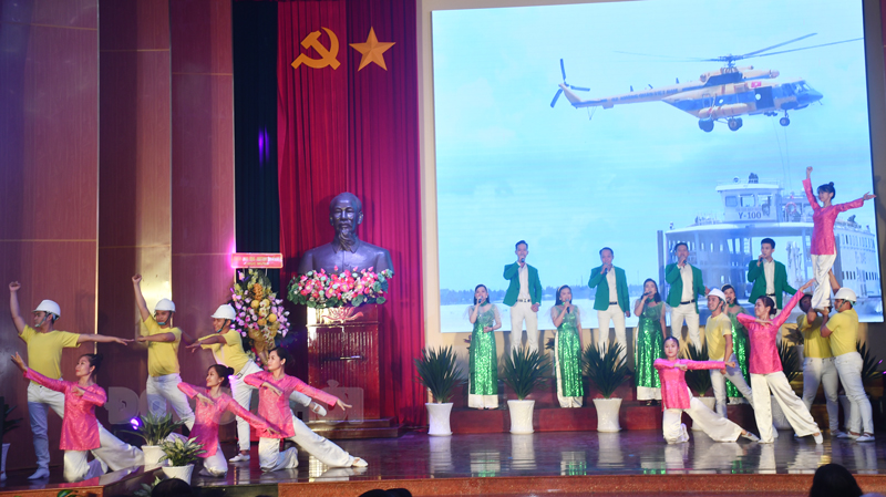 Kỷ niệm 93 năm Ngày thành lập Đảng Cộng sản Việt Nam (3-2-1930 - 3-2-2023); 63 năm Ngày Bến Tre Đồng khởi (17-1-1960 - 17-1-2023) Chương trình nghệ thuật chào mừng sự kiện kỷ niệm 63 năm Ngày Bến Tre Đồng khởi. Ảnh: Hữu Hiệp