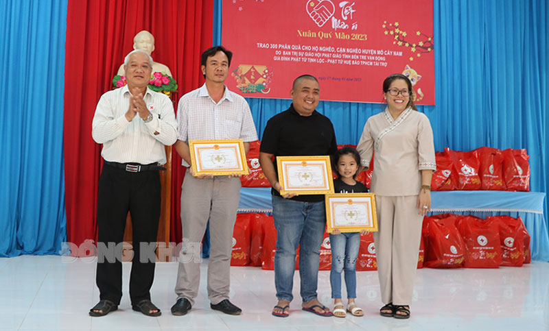 Chủ tịch Hội Chữ thập đỏ Võ Văn Hoanh trao bảng tấm lòng vàng cho các nhà tài trợ quà Tết.