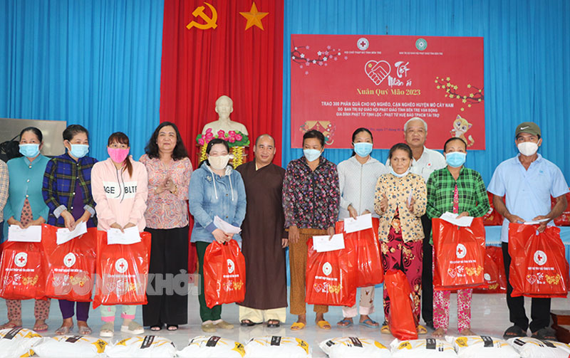 Phó bí thư Thường trực Tỉnh ủy - Chủ tịch HĐND tỉnh Hồ Thị Hoàng Yến trao quà cho hộ nghèo.