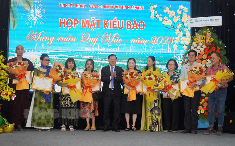 Chủ tịch UBND tỉnh Trần Ngọc Tam trao bằng khen cho các cá nhân, gia đình kiều bào tiêu biểu và tích cực đóng góp, hỗ trợ trong công tác an sinh xã hội thời gian qua.