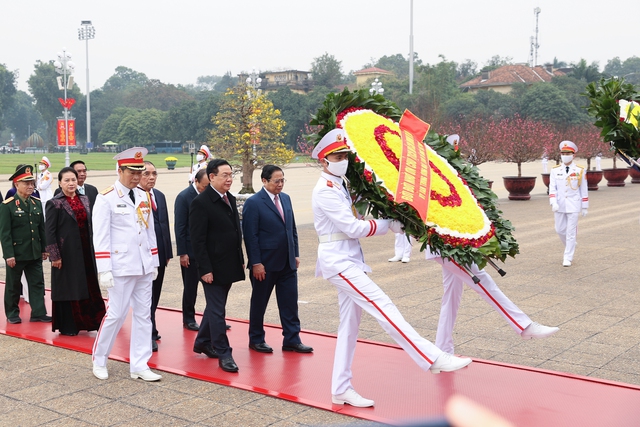 Vòng hoa của Đoàn mang dòng chữ "Đời đời nhớ ơn Chủ tịch Hồ Chí Minh vĩ đại" - Ảnh: VGP/Nhật Bắc