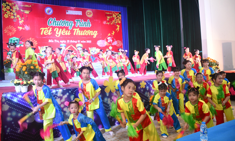 Văn nghệ chào mừng chương trình.