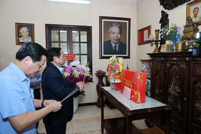 Thủ tướng Phạm Minh Chính và Phó Thủ tướng Lê Minh Khái dâng hương tưởng nhớ cố Chủ tịch Hội đồng Bộ trưởng Phạm Hùng, người cộng sản trung kiên, bất khuất, người học trò xuất sắc của Chủ tịch Hồ Chí Minh, một nhà lãnh đạo có uy tín lớn của Đảng, Nhà nước và nhân dân ta - Anh: VGP/Nhật Bắc