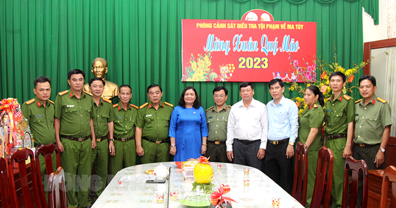 Phó bí thư Thường trực Tỉnh ủy - Chủ tịch HĐND tỉnh Hồ Thị Hoàng Yến cùng đại biểu chụp ảnh lưu niệm tại Phòng Cảnh sát Phòng, chống ma túy.